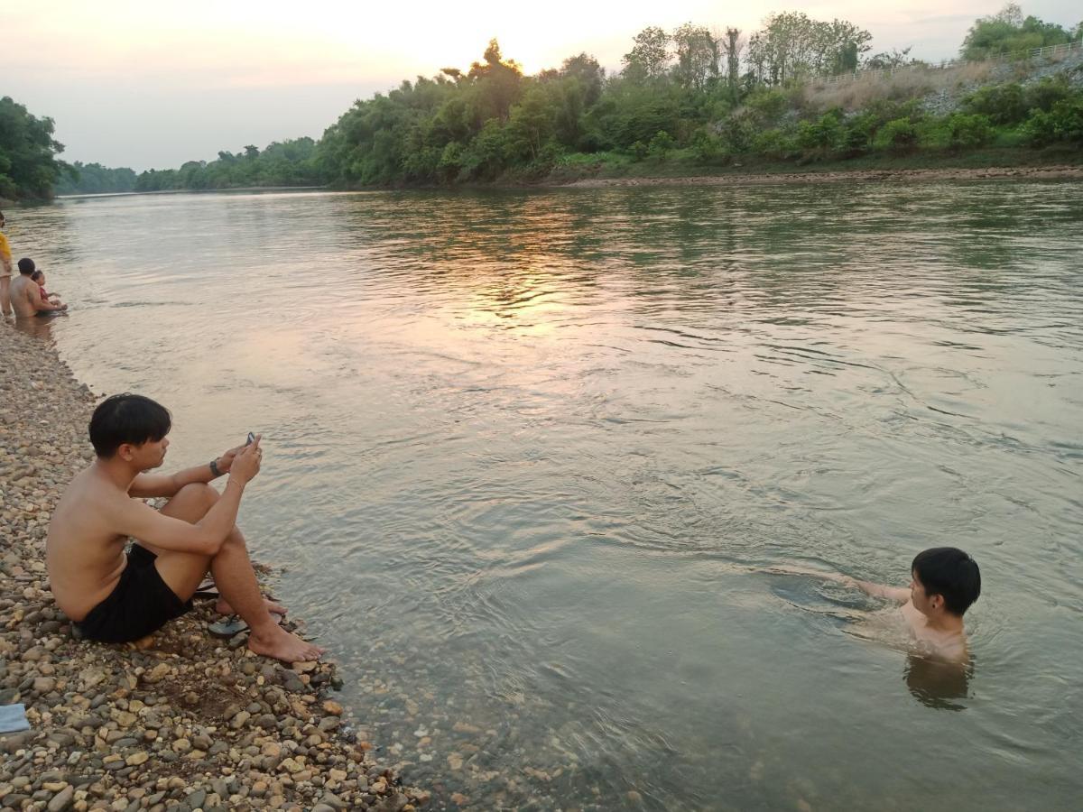 เฮือนน้ำน่าน House By The River Nan Uttaradit Exterior foto